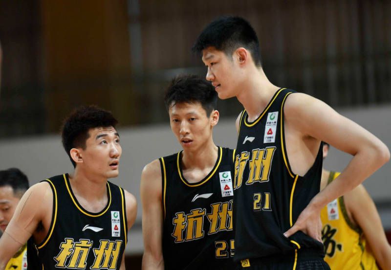 双腿被绑成m型毛笔调教